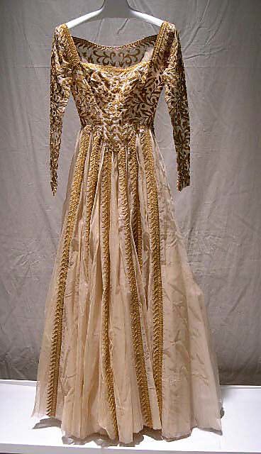 Evening dress Nettie Rosenstein  (American, 1890–1980)  Date:     1942 Culture:     American Medium:     silk Nettie Rosenstein, Forties Fashion, Modern Gown, Fashion 1940s, History Fashion, American Fashion Designers, 40s Fashion, 1940s Dresses, 1940s Fashion