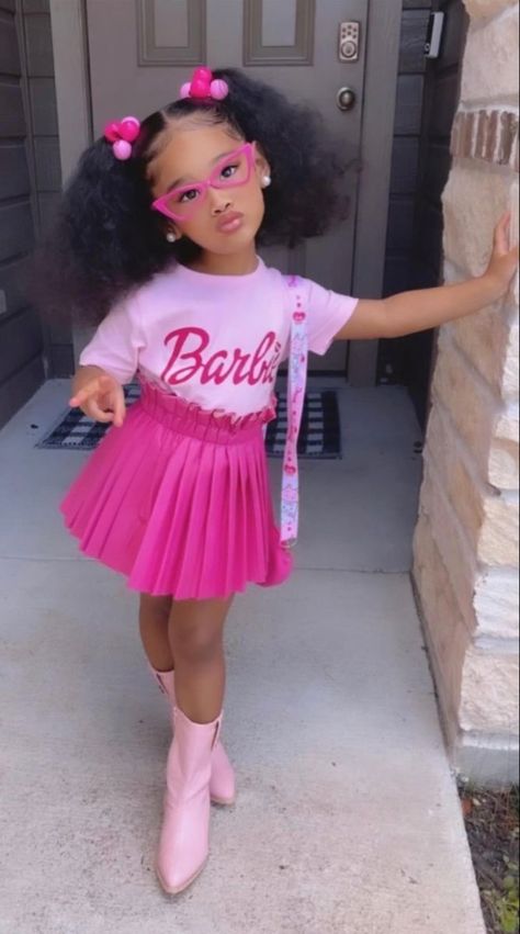 Mom And Daughter Barbie Outfit, Barbie Themed Birthday Party 4, Barbie Birthday Outfit Mom, Barbie Birthday Hairstyle, Barbie Outfits Birthday, Barbie Theme Birthday Party Ideas, Barbie Bday Outfit, Barbie Birthday Picture Ideas, Barbie Birthday Party 6