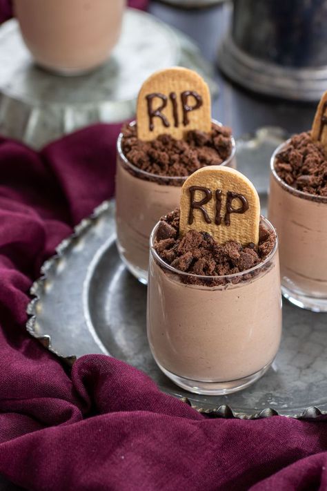 Bicchieri lapide al cioccolato Halloween Panna Cotta, Aperitivo Halloween, Postres Halloween Ideas, Halloween Menu Ideas Food, Halloween Cibo, Halloween Inspired Food, Cibo Halloween, Comidas Halloween, Menu Halloween