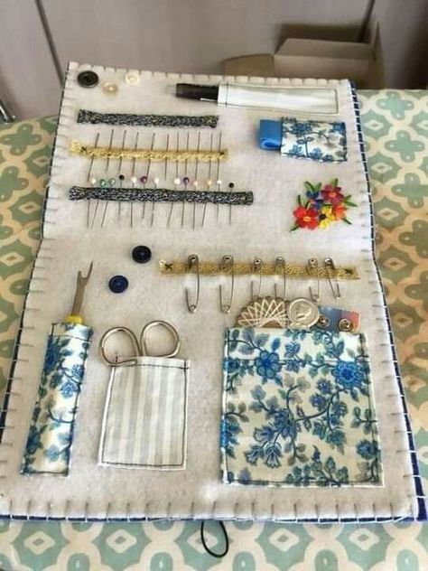 Diy Sewing Organizer, Sewing Organizer, Sewing Case, Travel Sewing, Scrap Fabric Projects, Astuces Diy, Small Sewing Projects, Needle Book, Sewing Book