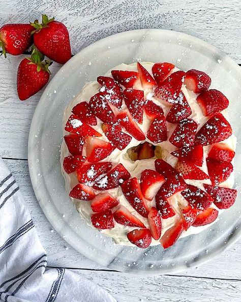 LAUREN↠ Macro-Friendly Recipes on Instagram: “Strawberry Protein Angel Food Cake 👼🏼🍰🍓 If you peep really closely you can see the strawberry I dropped in the middle and couldn’t get out…” Lauren Fit Foodie, Strawberry Angel Food Cake, Low Fat Desserts, Sugar Free Cheesecake, Strawberry Protein, Protein Cake, Macro Friendly Recipes, Fit Foodie, Macro Meals