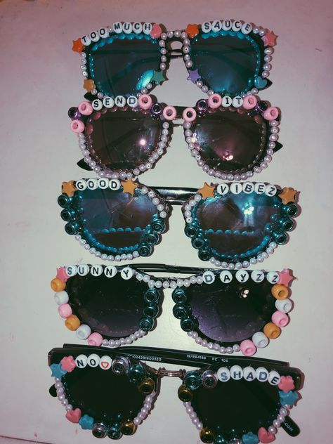 Sun Glasses With Beads On Them, Bead Sunglasses Ideas, Decorate Glasses Eye, Decorated Sunglasses Aesthetic, Decorating Sunglasses Aesthetic, Decorate Your Own Sunglasses, Cute Sunglasses With Beads, Decorate Sunglasses Aesthetic, Sunglasses Ideas Diy