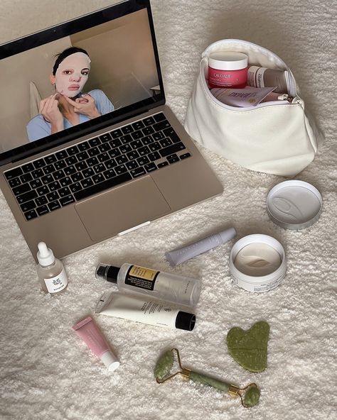 Beauty Blogger Aesthetic, Content Aesthetic Ideas, Self-love Aesthetic Pics, Beauty Content Ideas, Lifestyle Blogger Aesthetic, Endless Aesthetic, Skincare Vibes, Growth Aesthetic, Recreate Pics