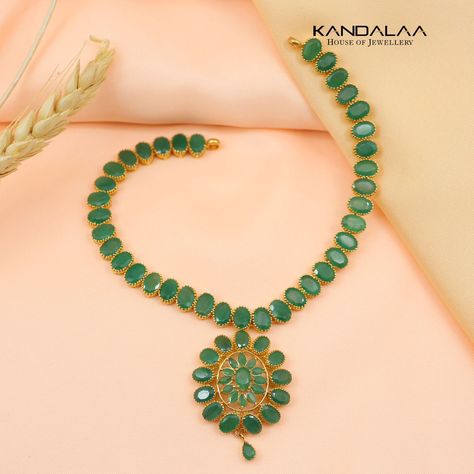 Navaratna Jewellery, Emerald Necklaces, Emerald Jewellery, Long Haram, Gold Jewelry Simple Necklace, Antique Jewellery Designs, Aesthetic Letters, Jewelry Simple, Gold Jewelry Simple