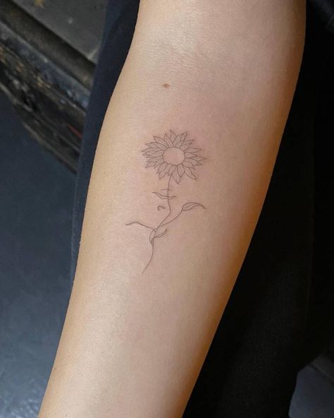 Single needle face and sunflower tattoo done on the Single Sunflower Tattoo, Watercolor Sunflower Tattoo, Popular Tattoo Designs, Single Sunflower, Sunflower Designs, Tattoo Expo, Sea Tattoo, Explore Tattoo, Sunflower Tattoos