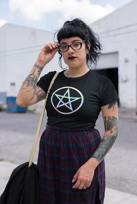 Cute Occult, Band Shirt Outfits, Chubby Goth, Plus Size Alt Fashion, Witchy Tshirt, Occult Halloween, Perky Goth, Moda Pinup, Pastel Goth Outfits