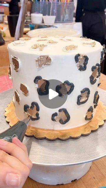 Buttercream Cheetah Print Cake, Leopard Print Smash Cake, Cheetah Print Smash Cake, Diy Cheetah Cake, Leopard Print Cake Tutorial, Cheetah First Birthday, Cheetah Cake Birthday, Leopard Cake Birthday, Cheetah Cake Pops