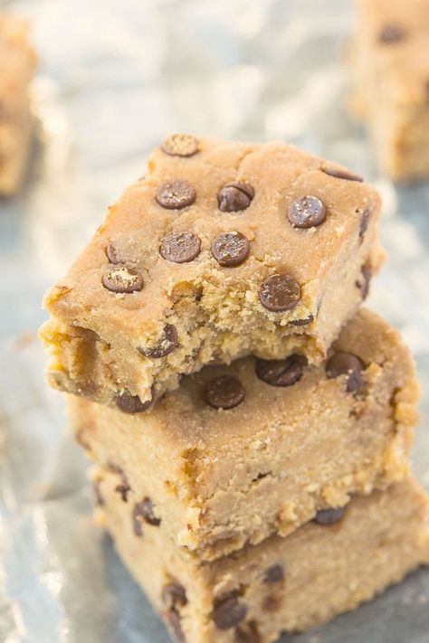 banana blondies. No Bake Banana Bread, Bake Banana Bread, Banana Blondies, Healthy Banana Recipes, Night Cravings, Bake Desserts, Baked Banana, Banana Healthy, Banana Recipes