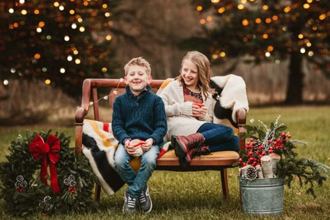 Christmas Mini Sessions Outdoor, Outdoor Christmas Photos, Diy Christmas Photoshoot, Christmas Mini Shoot, Christmas Tree Farm Photos, Christmas Family Photoshoot, Mini Photo Sessions, Christmas Photo Props, Holiday Mini Session