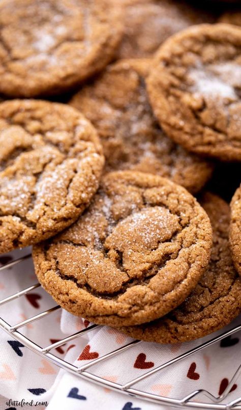 Soft and chewy homemade molasses cookies with ginger, cinnamon, and cloves make the best Christmas cookie recipe. They’re like an old fashioned molasses cookie! Amish Molasses Cookies, Molasses Crinkles, Amish Cookies, Ginger Snaps Recipe, Chewy Molasses Cookies, Food Charlatan, Molasses Cookies, Amish Recipes, Delicious Cookie Recipes