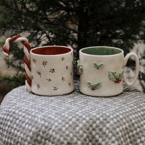 Christmas Handmade Mug, Christmas Mugs Pottery, Christmas Mug Ceramic, Christmas Pottery Painting Ideas Ceramics, Christmas Mug Handmade, Candy Cane Mug, Christmas Pottery Ideas Painting, Ceramic Christmas Mugs, Christmas Mug Diy