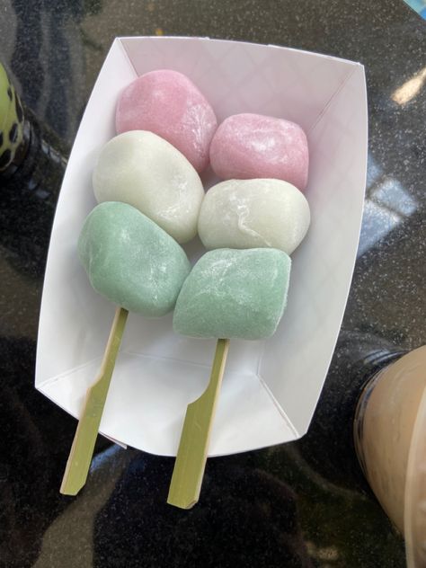 Mochi On A Stick, Aesthetic Mochi, Korean Mochi, Makanan Aesthetic, Japan Candy, Asian Snacks, Yummy Comfort Food, Think Food, Food Drinks Dessert