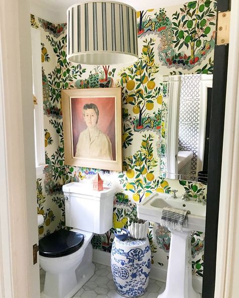 Pencil and Paper Co. A lot of design in this little bathroom featuring Schumacher's Citrus Garden wallpaper. The blue and white Chinese garden stool is a perfect touch. Chinoiserie Bathroom, Citrus Garden, Garden Wallpaper, Chinoiserie Chic, Home Modern, Bathroom Wallpaper, Living Room Decor Modern, Raised Beds, Powder Room