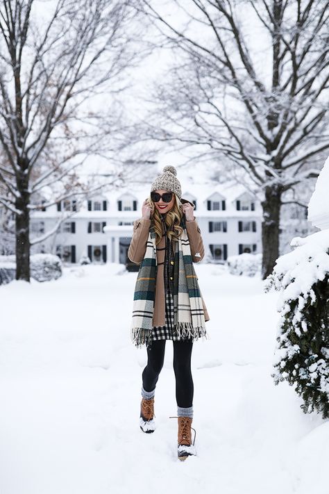 Duck boot outfit ideas // How to wear duck boots in the snow! #llbean #jcrew #skirt Duck Boots Outfit, Autumnal Style, Denver Trip, Japan Ootd, Snow Outfits, Winter Outfits Snow, Winter Mode Outfits, Fall Boots Outfit, Fall Fashion Coats