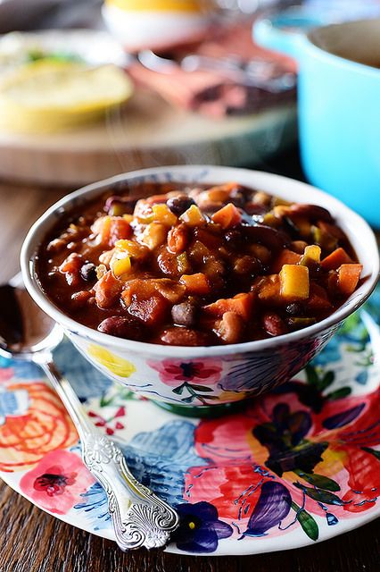 Veggie Chili - not a quick prep but make a large batch and have it at the ready Pioneer Woman Chili, The Pioneer Woman Cooks, Vegetable Chili, Vegetarian Chili Recipe, Veggie Chili, Vegan Chili, Vegetarian Chili, Vegan Soups, Ree Drummond