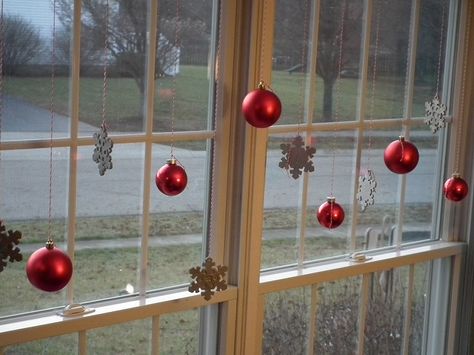 Top 10 Best Window Decoration Ideas for Christmas.  The candy cane decor wouldn't last with me...I'd be munching on them! Diy Christmas Window, Cane Decor, Christmas Shop Window, Christmas Window Decoration, Window Decorating, Diy Classroom Decorations, Sparkling Christmas, Diy Christmas Ornament, Garland Diy