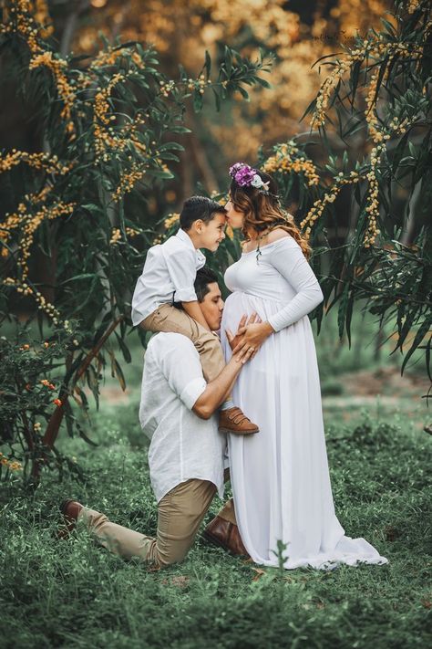 Mother To Be Photoshoot, Maternity Photography With Sister, Family Of Three Maternity Photoshoot, Maternity With Family, Maternity Shoot Poses Family, Maternity Photoshoot Poses With Toddler, Maternity Family Of 3, Maternity Photography Siblings, Maternity Poses With Family