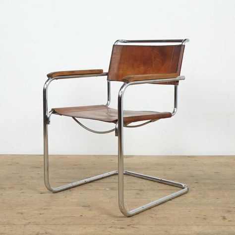 Mart Stam Chair, Tubular Desk, Mart Stam, Bauhaus Chair, Vintage Furniture Design, Seating Furniture, Floor Apartment, Cantilever Chair, Marcel Breuer