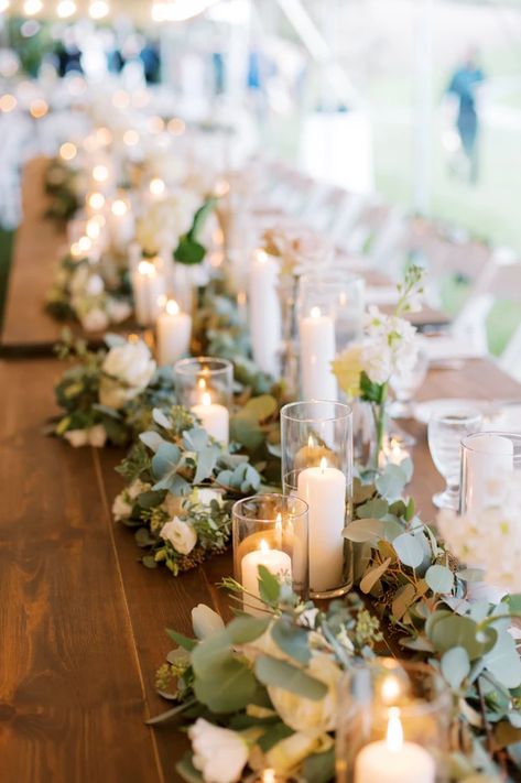 Green And White Rustic Wedding, Long Wedding Table Decorations, Colombian Wedding, Wedding Dishes, Main Table Wedding, Green Table Settings, Banquet Table Decorations, Pillar Candles Wedding, Bride Era