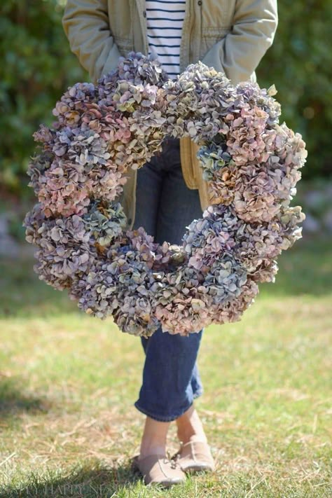 Dried Hydrangea Wreath, Hydrangea Wreath Diy, Fall Hydrangea Wreath, Simple Wreath, Easy Fall Wreaths, Fall Hydrangea, Fall Leaf Wreaths, Straw Wreath, Hydrangea Arrangements