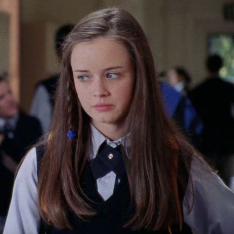 rory gilmore gilmore girls chilton Rory Gilmore Chilton, Rory Gilmore Hair, Rory Gilmore Style, Hair Stules, Estilo Rory Gilmore, Dakota And Elle Fanning, Haircuts Straight Hair, Rory Gilmore, Elle Fanning