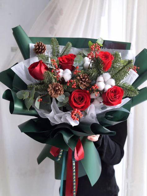 Christmas Flower Decorations, Holiday Bouquet, Bouquet Box, Anniversaire Diy, Christmas Bouquet, Christmas Flower Arrangements, Flower Bouquet Diy, Flower Box Gift, Christmas Floral Arrangements