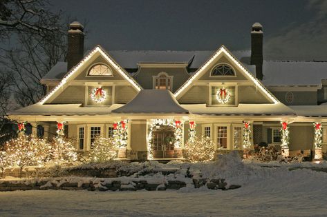 Christmas Lights For Roof, Hanging Christmas Lights On Two Story House, Exterior Lights Christmas, Holiday House Lights Outside, Craftsman House Christmas Exterior, Exterior Christmas Lights White, Best Christmas Outdoor Lights, White Christmas Lights Exterior, Ranch House Christmas Lights Outdoor