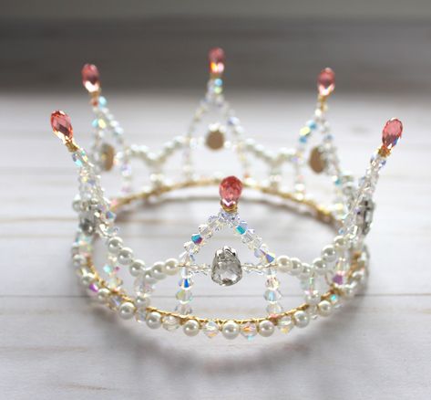 Diy Birthday Tiara, Bead Crown, Diy Tiara, Ballet Tiaras, Felt Christmas Tree Decorations, Buat Pita, Beaded Crown, Headpiece Diy, Diy Crown