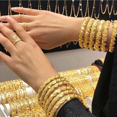 Gold Jewlry, قلادات متدلية, Dubai Gold Jewelry, Unique Gold Jewelry Designs, Arabic Jewelry, Gold Jewellry, Gold Aesthetic, Jewelry Accessories Ideas, Gold Bangles Design