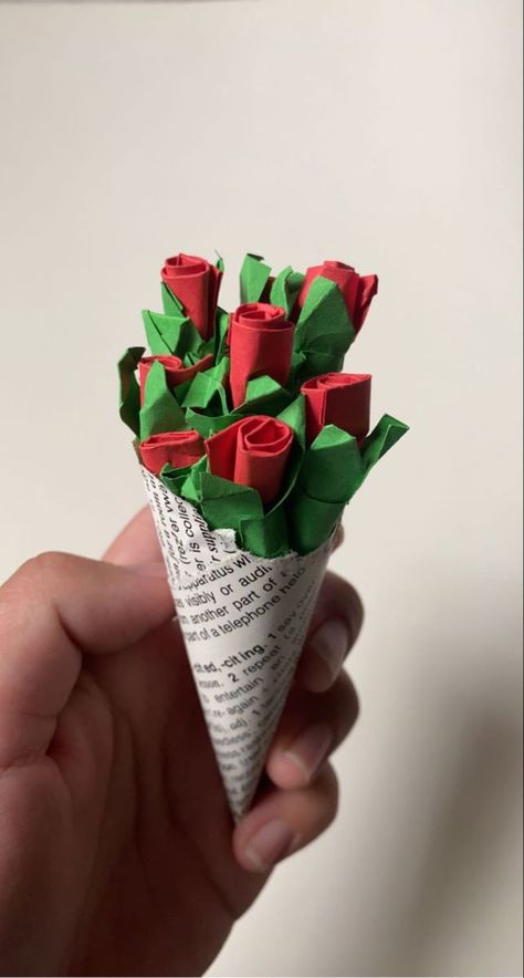 Valentine's Flowers Bouquet, Tiny Paper Flower Bouquet, Gift For Gf Ideas, Valentines Gift For Gf, Small Paper Flower Bouquet Diy, How To Make Paper Bouquet, Flowers For Gf, Cute Gifts For Gf, Paper Flowers Aesthetic