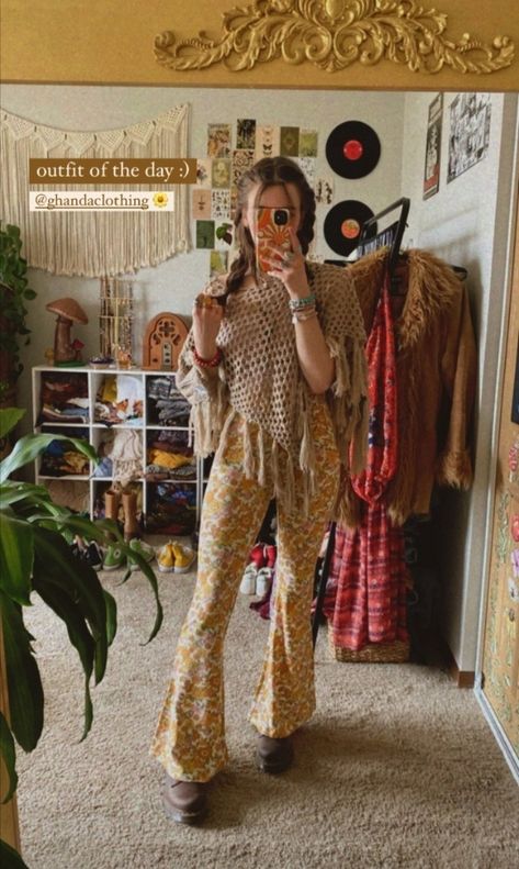 Alternative Boho Outfits, Hippie Work Outfit, Hippie School Outfits, Hippie Style Clothing Winter, 70s Winter Outfits, 70s Fall Outfits, Boho Winter Outfits Hippie, Earthy Winter Outfits, Hippie Teacher Outfits