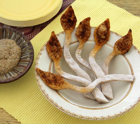 Lion King Breadsticks. Topped with Parmesan and paprika seasoned tufts, these savory snacks will spice up your  menu. Scar Rey Leon, Lion Cupcakes, Lion Guard Party, Lion Tail, Lion Guard Birthday, Fun Food Ideas, Breadsticks Recipe, Lion Party, Lion King Party