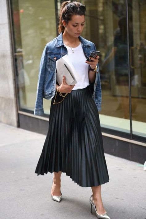 15 Cute Casual Outfits To Have In Your Closet - Society19 UK Ținute Business Casual, Rok Denim, Black Pleated Midi Skirt, Rok Outfit, Pleated Skirt Outfit, Skirt Diy, Pleated Long Skirt, Black Pleated Skirt, Trendy Skirts