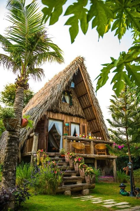 Casa Hobbit, Hut House, Bamboo House Design, Jungle House, Log Cabin Designs, A Small House, Rest House, Bamboo House, Resort Design