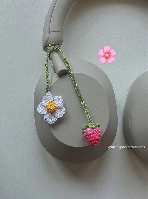 Apple Headphones Crochet Cover, Crochet Cover For Airpods, Headphone Crochet Case, Decorate Headphones Aesthetic, Crochet Headphone Decoration, Headphone Crochet Covers, Sony Headphones Crochet Cover, Headphones Ideas Decorate, How To Crochet Headphone Covers