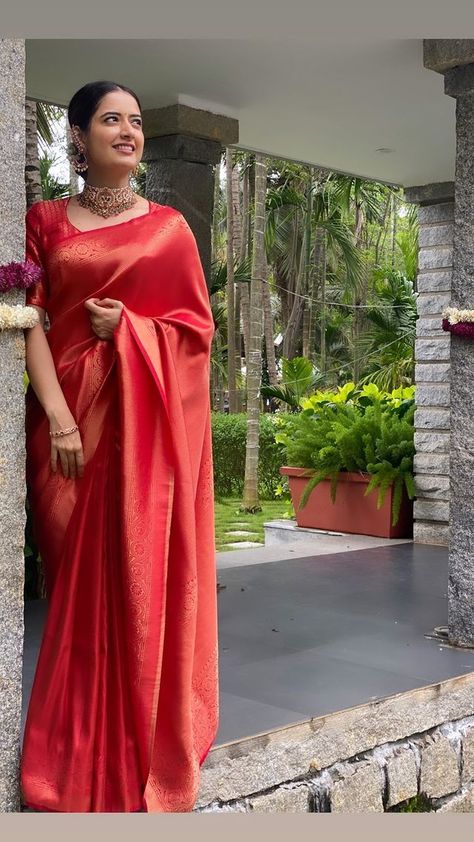 Marriage Guest Outfit South Indian, Silk Saree Red Colour, Kubera Silk Sarees, Saree For Night Wedding Function, Simple South Indian Saree Look, Saree Aesthetic Pics, Simple Engagement Looks For Indian Bride, Bride Moodboard, Red Kanjeevaram Saree