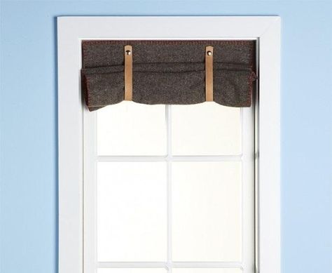 How to Make a Manly Curtain from a Wool Blanket « MacGyverisms Insulated Window Coverings, Wool Blankets Diy, Diy Wool, Diy Burlap, Blanket Diy, Diy Window, Small Windows, Window Insulation, Low Tech