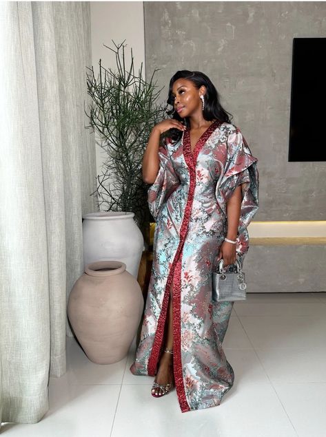 Kimono Woman, Nigerian Dress Styles, Boubou Styles For Women, Bubu Gown Styles, Nigerian Outfits, Nigerian Dress, Chic Dress Classy, Kaftan Designs, Africa Dress