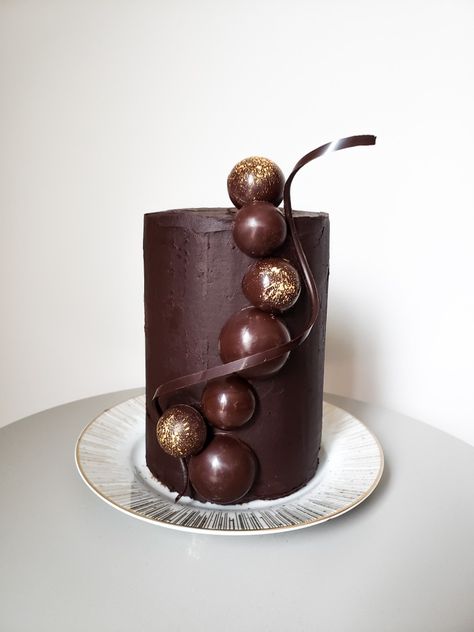 Chocolate fudge cake with tempered chocolate spheres and twist Chocolate Sphere Cake, Chocolate Cake Decoration Elegant, Cake Spheres, Chocolate Sphere, Sphere Cake, Tempered Chocolate, Cake For Men, Cake Decor Ideas, 80 Birthday Cake