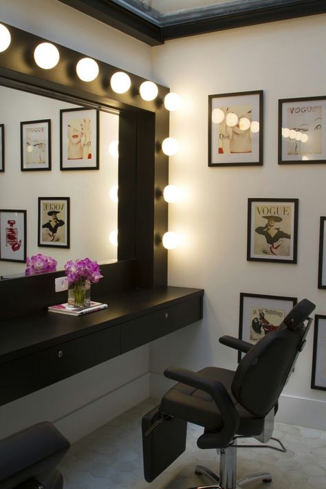 Salão de beleza Makeup Artist Interior Design, Makeup Artist Studio Interior Design, Makeup Artist Salon Decor, Mua Studio Beauty Room, Makeup Artist Suite Ideas, Makeup Artist Room Decor, Makeup Artist Studio Ideas, Makeup Artist Studio Decor, Makeup Artist Room Ideas