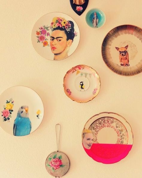 Plates On The Wall, Diy Towel Rack, Decoupage Plates, House Items, Mesh Strainer, Plate Wall, Old Kitchen, Diy House, Kitchen Wall Decor