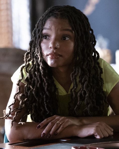 Halle In Your Hands, Hallie Bailey Hairstyles, Halle Bailey Guitar, Chloe Bailey Aesthetic, Chloe Bailey Hairstyles, Halle Bailey Locs, Halle Bailey Style, Halle Bailey Hair, Halle Bailey Aesthetic