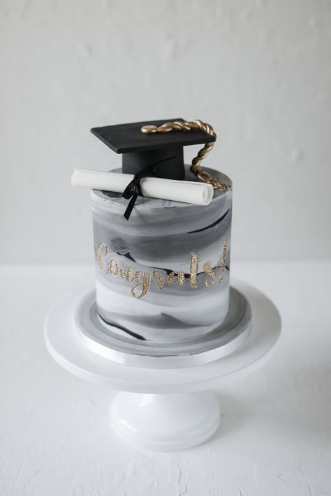 Grad Cake For Men, Graduation Cake Male, Simple Graduation Cake Designs, Elegant Graduation Cakes, Elegant Graduation Party Decorations, Cake Designs Elegant, Graduation Cakes For Boys, Elegant Graduation Party, Graduation Cake Ideas