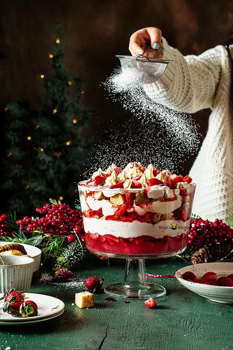 Trifle Food Photography, Strawberry Desserts Photography, Trifle Photography, Banoffee Trifle, Easy Strawberry Trifle, Trifle Strawberry, Christmas Trifle Recipes, Christmas Strawberry, Fruit Trifle