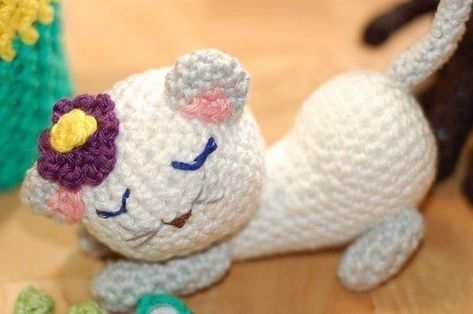 Tutos et modèles pour faire un chat au crochet ! Chat Crochet, Amigurumi Tutorial, Crochet Cat, Easy Crochet, Crochet Amigurumi, Animals And Pets, Appliques, Dinosaur Stuffed Animal, Hello Kitty