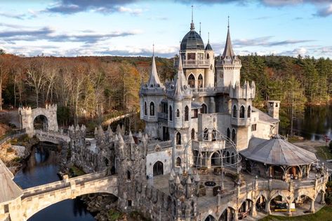 Moat Around House, American Castles, Castle House, Fairytale Castle, Victorian Architecture, Entry Gates, Outdoor Deck, Filming Locations, Woodstock