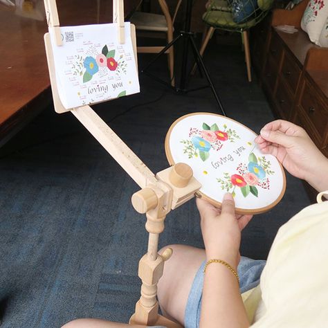 The emboridery stand is fully adjustable and made of beechwood. It will free up your hands allowing you to work on more difficult stitches such as French knots with ease and it will relieve cramped or tired hands letting you stitch for longer! Material: Beechwood Assemble instruction included. Box size; 26 x 25 x6cm Diy Embroidery Hoop Stand, Embroidery Hoop Stand, Embroidery Stand, Points Plus, Cross Stitch Hoop, Wooden Embroidery Hoops, Embroidery Tools, Framed Cross Stitch, Diy Cross