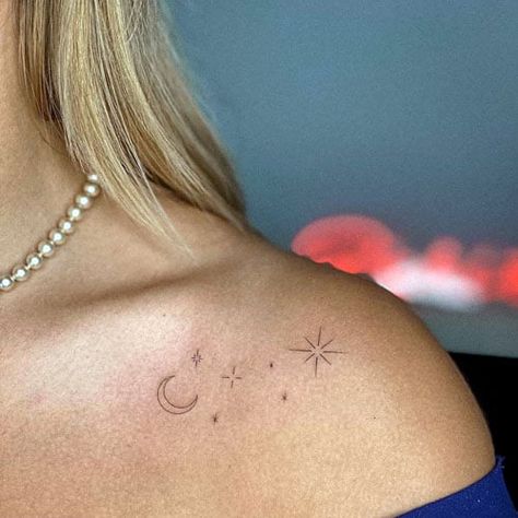 Small Female Shoulder Tattoo Ideas Star Tattoo On Shoulder, Tattoo Sonne, Front Shoulder Tattoos, Small Shoulder Tattoos, Planet Tattoos, Star Tattoo Designs, Petite Tattoos, Парные Тату, Female Shoulder