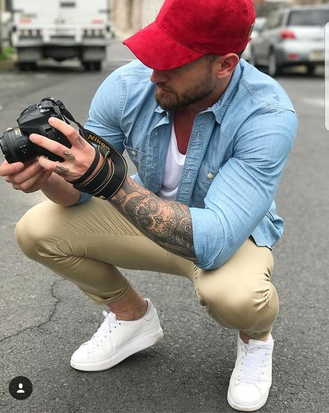 Gorra Roja + Camisa Jean + Pantalon Dril + Zapatos Blancos Outfit Jeans Blancos Hombre, Pantalon Cafe Hombre Outfit, Mens Clothing Guide, Sneakers Outfit Casual, Fashion Models Men, Mode Costume, Minimalist Life Style, Gents Fashion, Minimalist Life