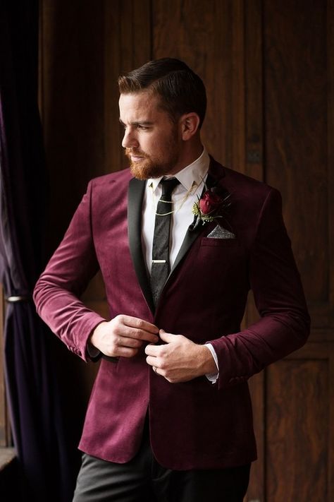 Fall groom's suit idea Christmas Wedding Suits, Fall Groom, Designer Suits For Wedding, Wedding Groomsmen Attire, Fall Wedding Outfits, Wedding Outfits For Groom, Groom Wedding Attire, Burgundy Blazer, Collar Tips